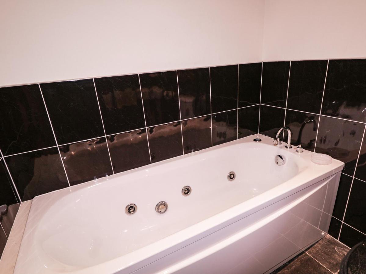 Fersit Log Cottage Roybridge Ngoại thất bức ảnh